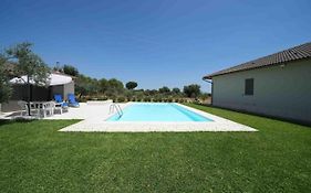 Accogliente Villa Con Piscina
