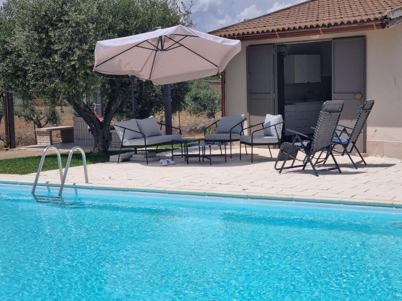 Accogliente Villa Con Piscina Caltagirone Exterior photo